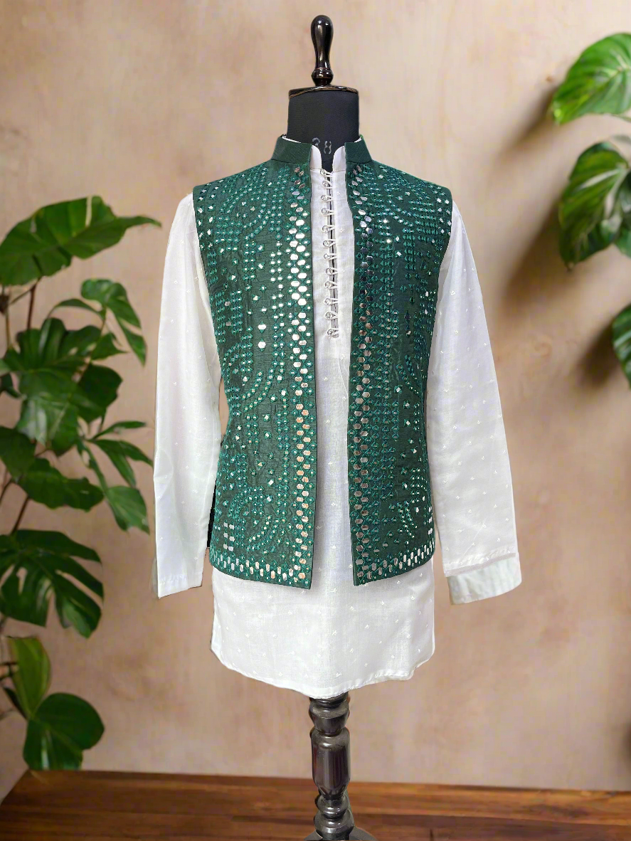 Mirror-embellished Bundi set for Mehndi ceremony by KPH Outfits.
